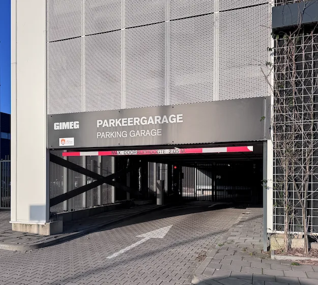 Ingang van de parkeergarage naast Hofclub Utrecht