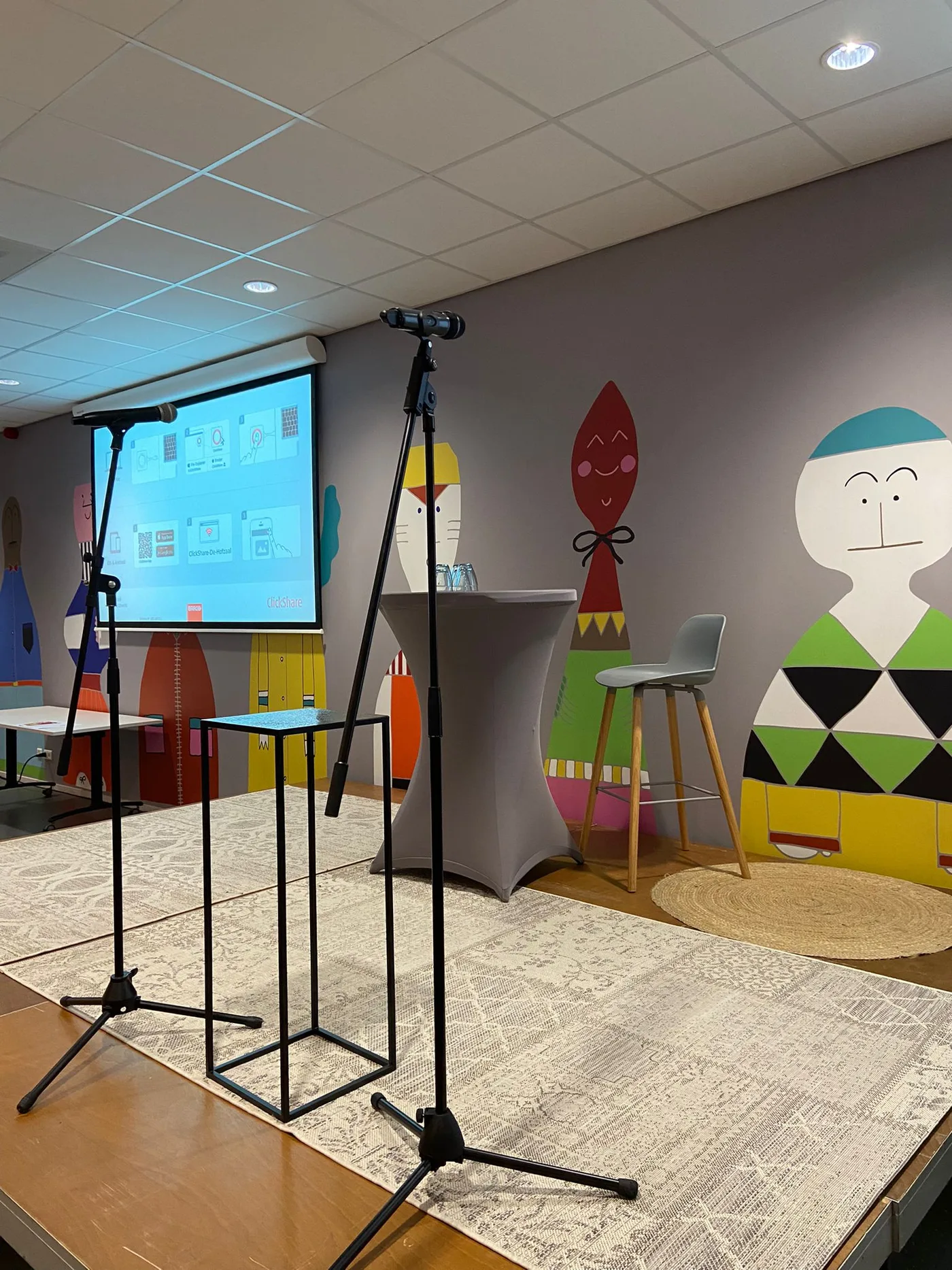 Podium met beamer, scherm en microfoonstandaard